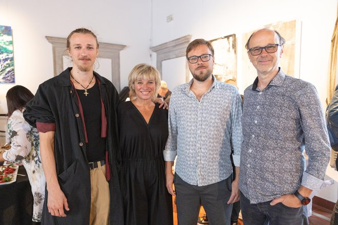 Slovenskemu mladinskemu orkestru se bo pridružila umetniška družina Krajnčan: (z leve) Žigan, Romana, Kristijan in Lojze. FOTO: Darja Štravs Tisu
