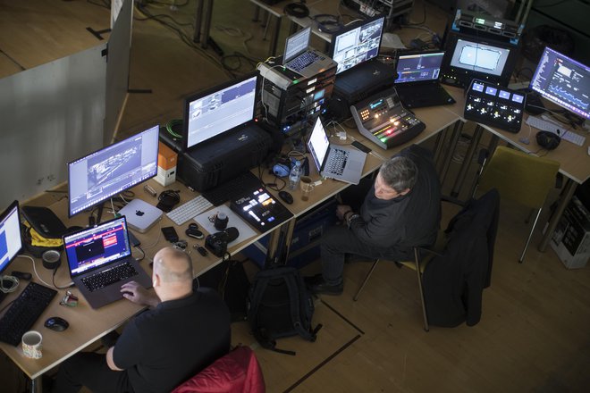 Za zdaj ni znano, ali se bo izvedba izobraževanj dokončno ustavila. Skupina, ki nadzoruje morebitne neprevilnosti pri razpisu, je odkrila le dve nepravilnosti, izvajalca pa že opozorili in mu poslali dopis. Na njegov odgovor še čakajo. FOTO: Jure Eržen/Delo
