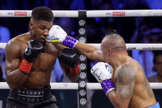 Četudi je Anthony Joshua (levo) dosti višji od Oleksandra Usika, ga je ukrajinski šampion dvakrat zanesljivo premagal. FOTO: Giuseppe Cacace/AFP
