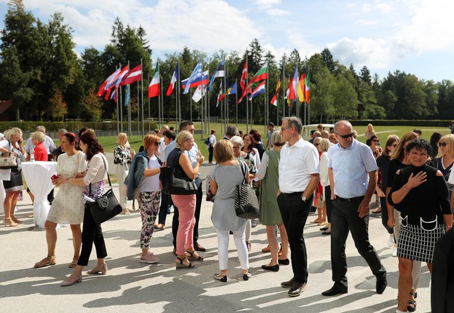 Več kot šeststo ravnateljev je na Brdu pri Kranju na konferenci poslušalo o načrtovanih spremembah v šolstvu ter o povsem običajnem šolskem letu, ki nas menda čaka. FOTO: Blaž Samec/Delo
