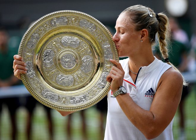 Angelique Kerber je bila wimbledonska prvakinja, zdaj bo tenis za čas postavila na stran, saj bo mama. FOTO: Toby Melville/Reuters
