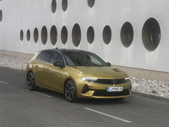 Opel astra osme generacije ostaja pomemben igralec med kombilimuzinami. FOTO: Gašper Boncelj
