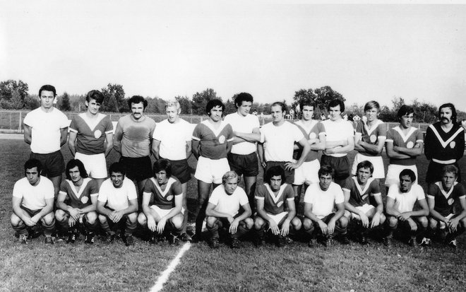 Slovenski nogometaši (v belih majicah) v družbi hrvaških tekmecev, ki so jih premagali z 2:1. Na fotografiji tudi naši sogovorniki: Vinko Gregorič (stoji četrti z desne), Franci Godler (čepi drugi z desne) in Marjan Lenartič (čepi peti z leve). Foto osebni arhiv
