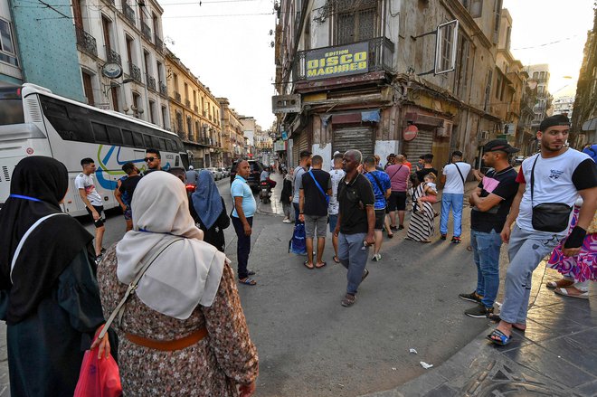 Vzrok za previdnejšo migracijsko politiko Pariza je menda iskati v Alžiru. FOTO:&nbsp;Ryad Kramdi/Afp
