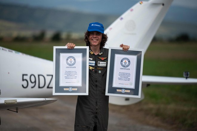 Sedemnajstletnik je postal najmlajši pilot, ki je sam obletel svet, in najmlajši, ki je to storil v ultralahkem letalu. FOTO: Nikolay Doychinov/AFP
