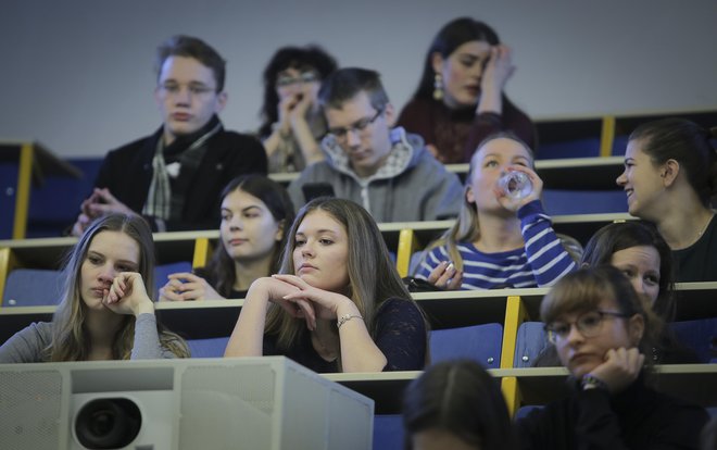 Že pred epidemijo je finančne težave močno ali zelo močno občutilo kar 38 odstotkov slovenskih študentov, med epidemijo pa so se težave še poglobile. FOTO: Jože Suhadolnik/Delo