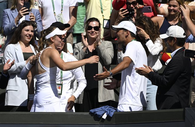 Stefano Vukov (desno) je Jeleno Ribakino popeljal do naslova v Wimbledonu. FOTO: Toby Melville/Reuters
