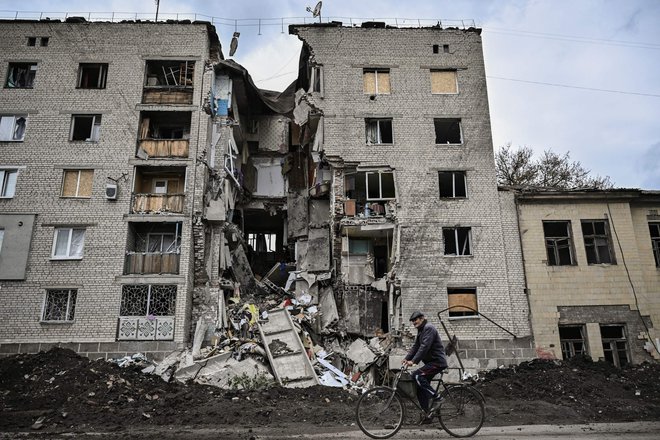 Uničen stanovanjski blok v kraju Bakmut na vzhodu Ukrajine. FOTO:&nbsp;Aris Messinis/Afp
