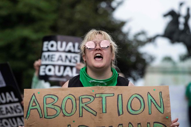 Že danes bo skoraj popolna prepoved splava začela veljati v Severni Karolini, v soboto pa v Oklahomi. S tem bo po poročanju ameriškega časnika Washington Post tretjina Američank v rodni dobi izgubila dostop do legalnega splava v svoji zvezni državi. FOTO: Roberto Schmidt/AFP
