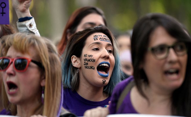 Zakon je bil sprejet štiri leta po obsodbi skupine moških, ki so v Pamploni posilili 18-letnico. Na fotografiji protesti iz leta 2018 po omenjeni obsodbi. FOTO:&nbsp;Gabriel Bouys/AFP
