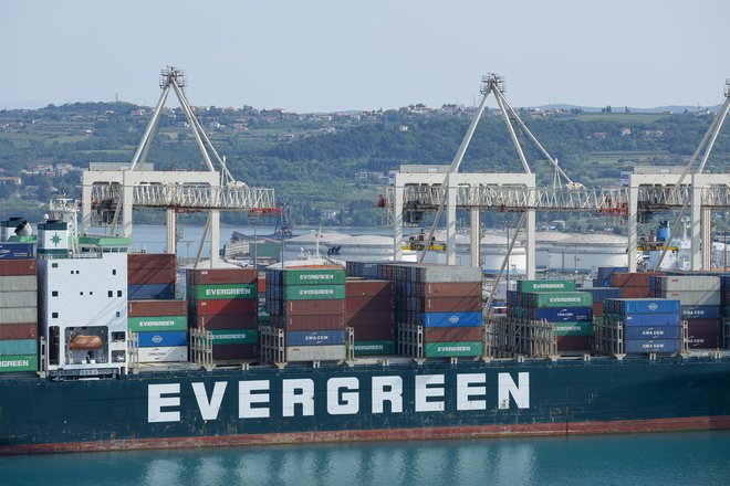 Luka Koper je objavila, da so v šestih mesecih pretovorili 11,7 milijona ton tovora, kar je 13 odstotkov več kot lani. FOTO: Jože Suhadolnik/Delo
