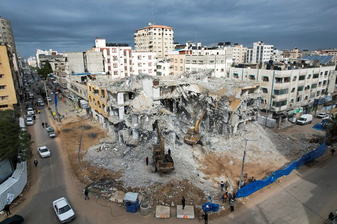 Večna palestinska realnost - življenje v trpljenju. FOTO: Mohammed Salem/Reuters
