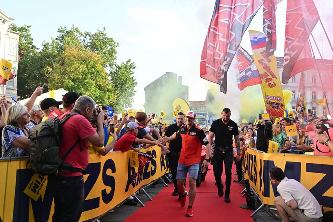 Tim Gajser se je do odra na Trgu svobode sprehodil na rdeči preprogi. Foto Marko Pigac/MP Produkcija
