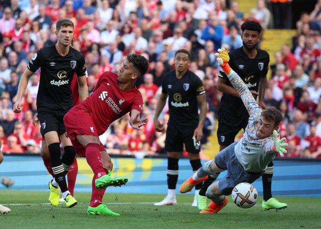 Liverpoolov Roberto Firmino je zadel brez pogleda na vrata. FOTO: Phil Noble/Reuters
