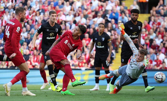 Roberto Firmino (v sredini) in Luis Diaz sta zadela dvakrat in trenerju Kloppu priskrbela najvišjo zmago na uradnih tekmah v karieri. FOTO: Phil Noble/Reuters
