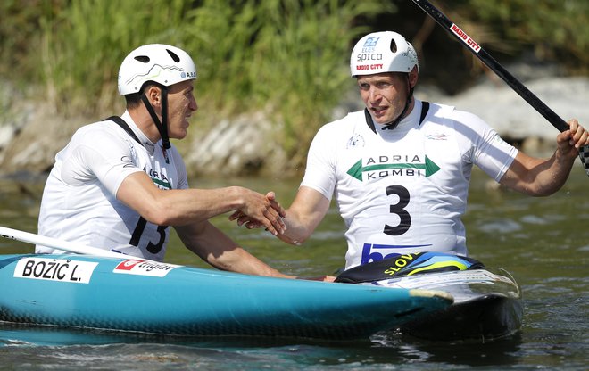 Interni dvoboj slovenskega dvojca v kanuju v slalomu na dvijih vodah je pripadel maljšemu Luki Božiču (levo), Benjamin Savšek je bil tretji. FOTO: Matej Družnik/Delo
