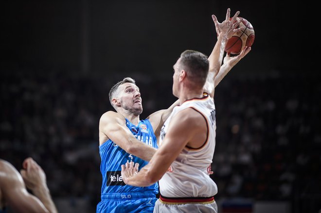 Slovenska košarkarska reprezentanca pod taktirko kapetana Gorana Dragića je pred četrtkovim začetkom evropskega prvenstva proti Litvi dobila&nbsp;opozorilo. FOTO: Fiba
