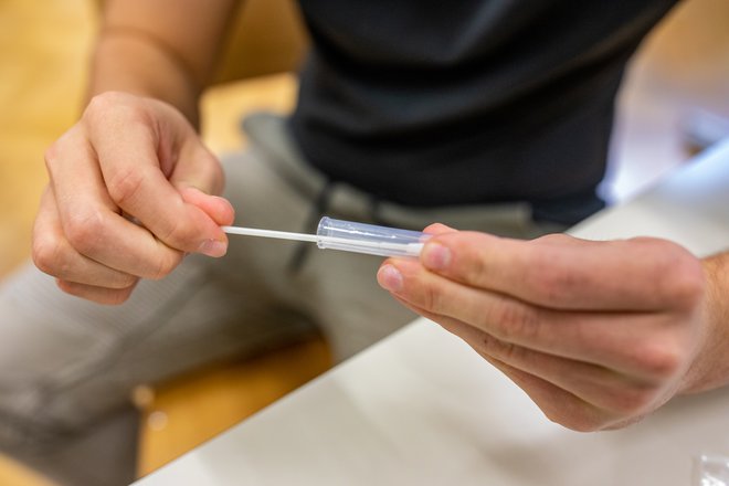 V primeru pozitivnega rezultata hitrega testa bo moral posameznik o tem obvestiti osebnega zdravnika, ki ga bo napotil na testiranje k pooblaščenemu izvajalcu testiranja. FOTO: Voranc Vogel/Delo
