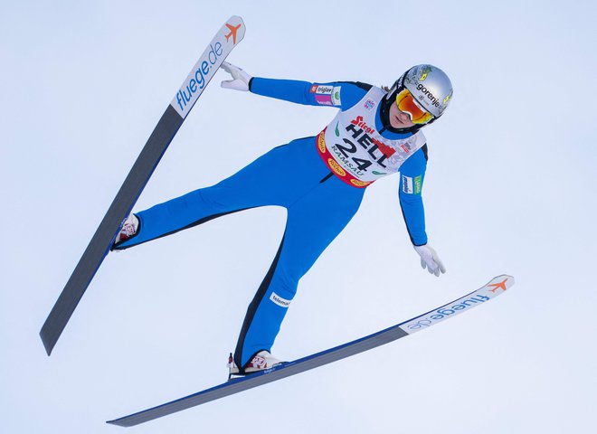 Ema Volavšek med skokom na tekmi svetovnega pokala v avstrijskem Ramsauu decembra lani. FOTO: Georg Hochmuth/AFP
