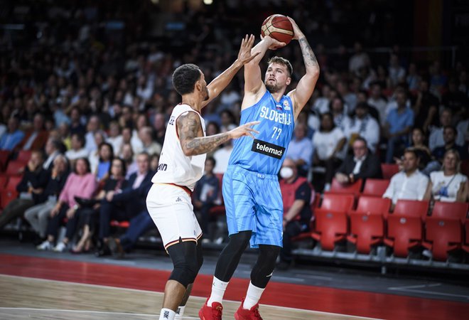 Luka Dončić je tudi v Münchnu deloval napeto in prepirljivo. FOTO:FIBA
