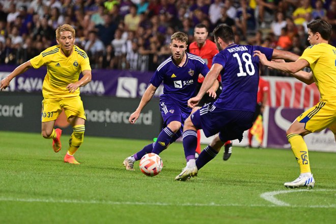 Jan Repas je z vztrajnostjo omogočil akcijo, po kateri je Marko Božić asistiral Roku Batuirni za edni gol v Fazaneriji in prvo zmago vijoličnih po 23. juliju. FOTO Marko Pigac/MP Produkcija
