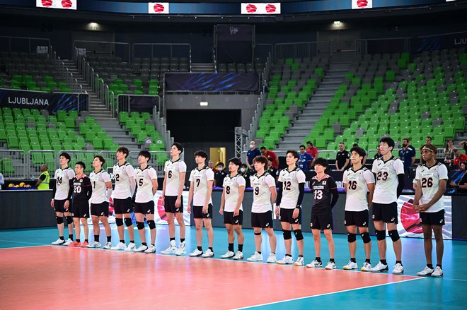 V Ljubljani se igra vrhunska odbojka (na fotografiji reprezentanca Japonske) pred (skoraj) praznimi stožiškimi tribunami. FOTO: Jure Makovec/AFP
