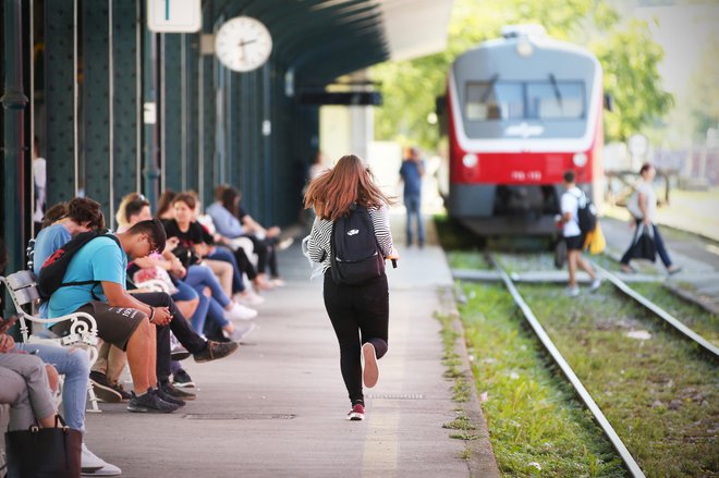 Časovna nekonkurenčnost uničuje predvsem vlak. Vedno večja težava so tudi zastoji v večjih središčih, v katerih se znajdejo avtobusi. FOTO: Jure Eržen/Delo
