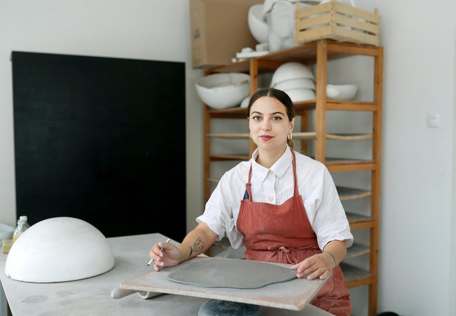 Hana Karim pravi, da ko se je iz Ajdovščine preselila v Ljubljano, je postala precej bolj kreativna. FOTO: Blaž Samec/Delo
