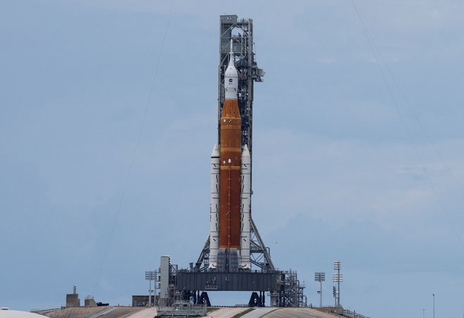Vesoljski izstrelitveni sistem ali krajše SLS (Space Launch System) čaka na izstrelitev. FOTO:&nbsp;Joe Skipper/Reuters
