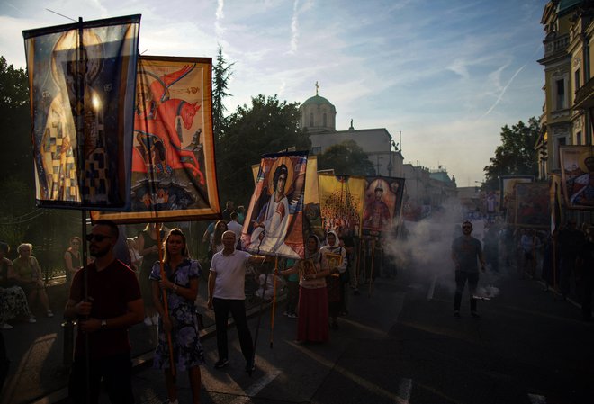 Nedeljski protest je potekal med cerkveno praznično procesijo, ki so jo vodili duhovniki Srbske pravoslavne cerkve. FOTO:&nbsp;Oliver Bunic/AFP
