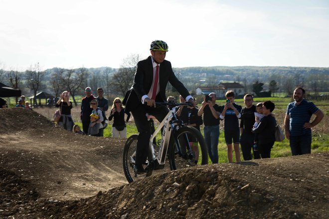 Predsednik Slovenije Borut Pahor na otvoritvi pumptracka v kampu Lijak v Ozeljanu. FOTO: Matic Grmek&nbsp;
