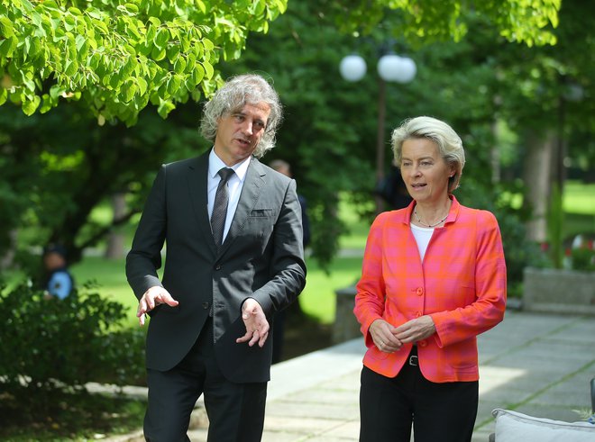 Predsednica evropske komisije Ursula Von der Leyen in predsednik vlade Robert Golob. Foto: Jože Suhadolnik
