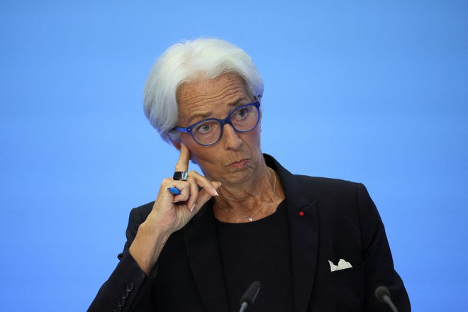 ECB, ki jo vodi predsednica Christine Lagarde, je že na julijskem zasedanju dvignila obrestne mere prvič po enajstih letih, in sicer za 0,5 odstotne točke, ter napovedala nova zvišanja. Foto Wolfgang Rattay/Reuters
