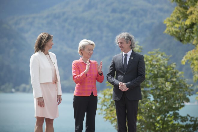 Predsednica evropske komisije Ursula von der Leyen in predsednik vlade Robert Golob (na fotografiji z zunanjo ministrico Tanjo Fajon) sta na Bledu največ pozornosti namenila problemu regulacije nedelujočih energetskih trgov. FOTO: Jure Eržen/Delo
