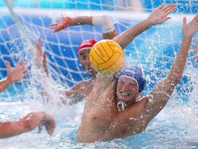 Žoga nekajkrat v slovenskem dvoboju z Madžari ni hotela v mrežo. FOTO: Laszlo Balogh/Reuters
