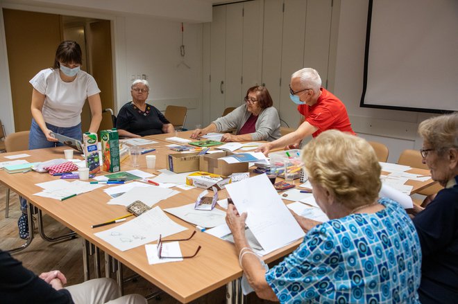 Čeprav sodelujoče stanovalke sprva niso verjele, da znajo narisati ptico, so jih na koncu naslikale vse. FOTO: Voranc Vogel/Delo
