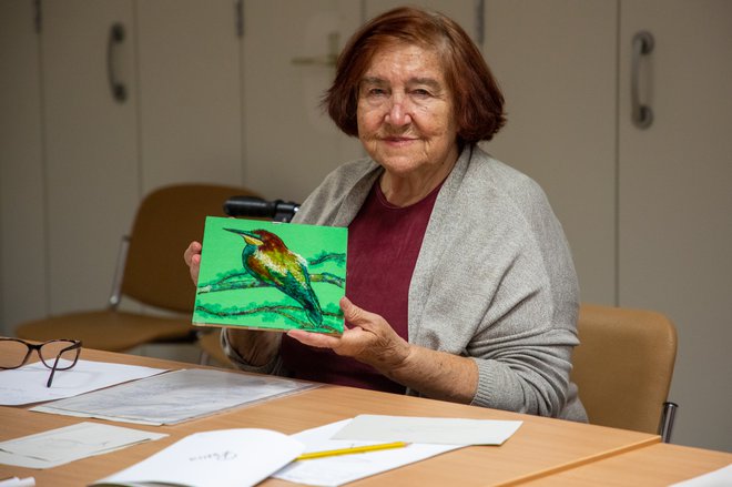 Ružica Vučkovič, ki je v domu samo mesec dni, je naslikala čebelarja. FOTO: Voranc Vogel/Delo
