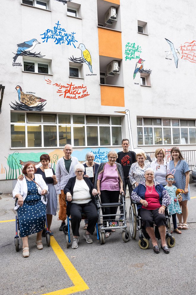 Za stanovalce doma je takšna oblika povezovanja generacij in medgeneracijskega sodelovanja zelo dragocena. FOTO: Nada Žgank/zavod Bunker
