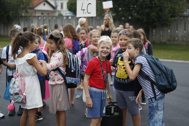 Ko boste naslednjič v skrbeh za svojega zlatega sončka, ki bo jutri zakorakal v šolo, se spomnite, da ste si še pred kakšnim dnevom zvečer nalili kozarec, da bi se umirili. FOTO: Leon Vidic/Delo
