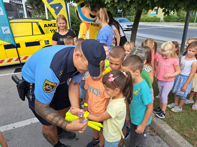 Jesen prinaša tudi slabšo vidljivost, zato je treba za vidnost poskrbeti z odsevnimi telesi in svetlimi oblačili. Foto Špela Kuralt/delo
