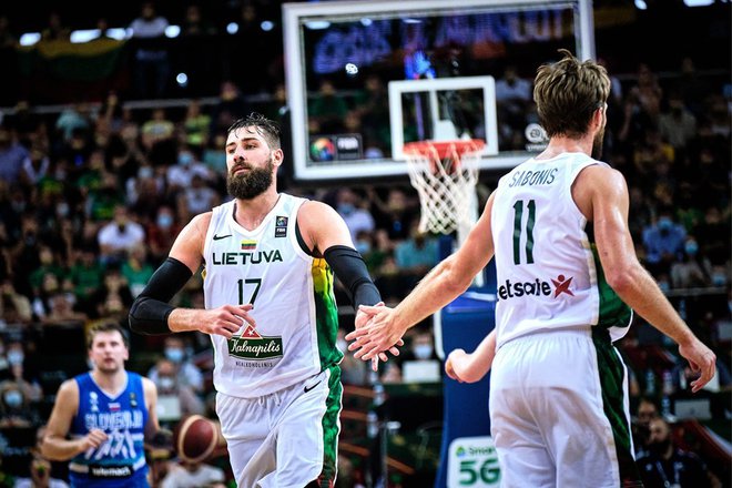 Jonas Valančiunas (17) in Domantas Sabonis (11) bosta znova visoki oviri za Slovence. FOTO: FIBA
