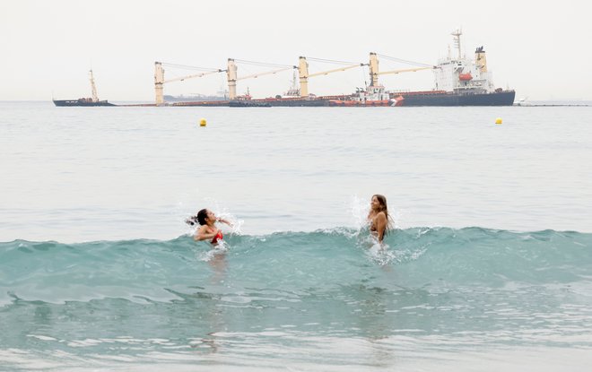 Nahaja se le 200 metrov od plaže Catalan Bay. FOTO:&nbsp;Jon Nazca/Reuters
