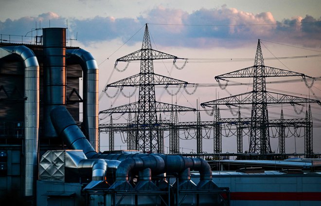 Evropska komisija pripravlja nujne ukrepe za znižanje cen elektrike, ki bodo na mizi že v prihodnjih tednih. Pozneje pride na vrsto tudi strukturna reforma trga elektrike. FOTO: Ina Fassbender/AFP
