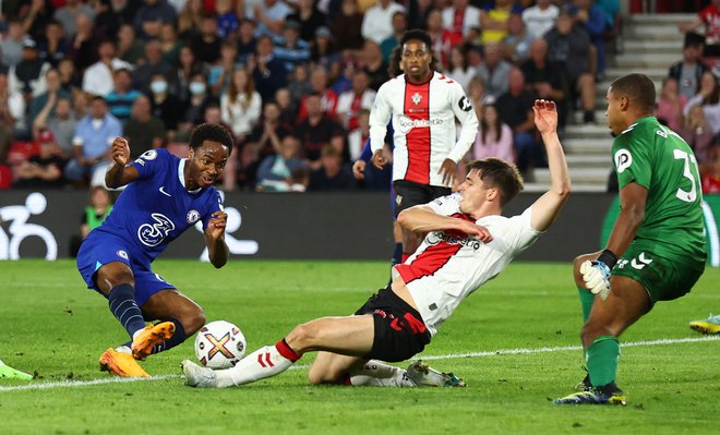 Po prestopu iz Manchester Cityja v Chelsea je Raheem Sterling zabil že tri gole za londonsko moštvo, a bivši klub ruskega oligarha Romana Abramovića izgublja stik z najboljšimi. FOTO: David Klein/Reuters
