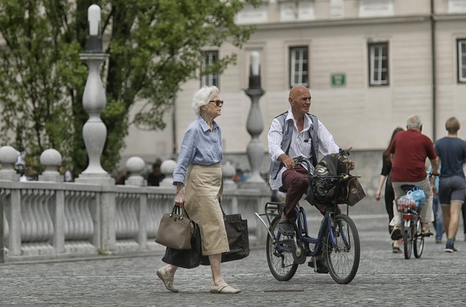 Upokojenci so vsako leto nezadovoljni z ureditvijo letnega dodatka. FOTO: Blaž Samec/Delo
