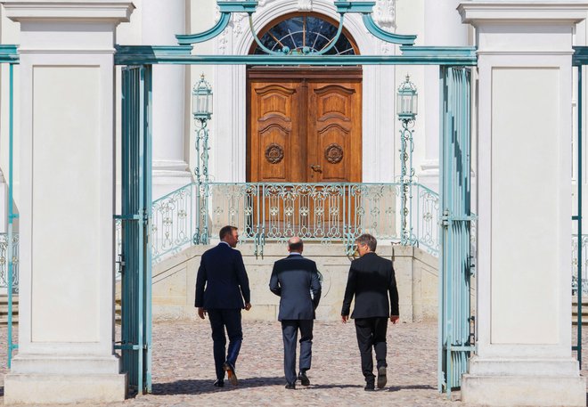 Nemški kancler Olaf Scholz, minister za gospodarstvo in podnebne politike Robert Habeck in minister za finance Christian Lindner so poskušali Nemce prepričati, da so v koaliciji enotni.

FOTO:&nbsp;Michele Tantussi/REUTERS
