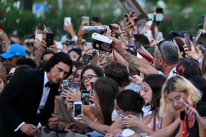 Adam Driver igra glavno vlogo v otvoritvenem filmu festivala Beli šum (White Noise) režiserja Noaha Baumbacha. Govori o družini, ki je obsedena z mislijo na smrt. Foto Tiziana Fabi/AFP
