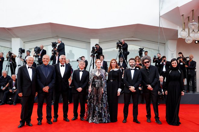 Umetniški direktor festivala Alberto Barbera s festivalsko žirijo, ki ji letos predseduje igralka Julianne Moore. Foto Yara Nardi/Reuters
