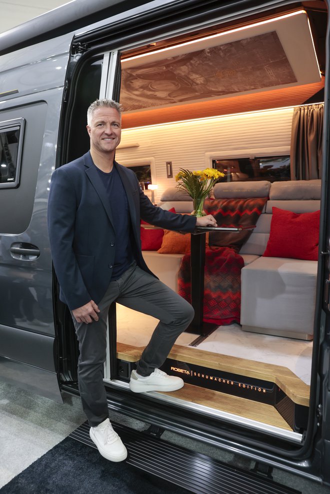 Dirkač Ralf Schumacher je na razstavnem prostoru slovenjgraške Robete predstavil avtodom Robeta Schumacher Edition, ki je izdelan na osnovi Mercedes-Benzovega sprinterja. Pri snovanju je dirkač osebno sodeloval. FOTO: Caravan Salon
