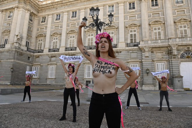 Članice feministične aktivistične skupine Femen so pred kraljevo palačo v Madfridu protestirale proti valu spolnih napadov. Foto: Pierre-philippe Marcou/Afp
